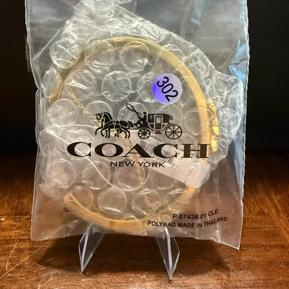 NEW COACH Carriage Classic Signature motif gold color bracelet/bangle Hinge - Picture 4 of 4